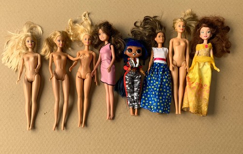 Lot girls toy - 8, dolls